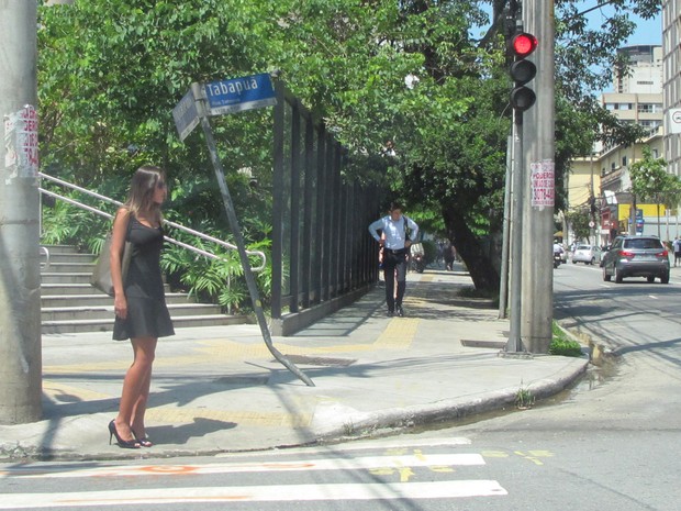 Mulher atravessa rua no Itaim Bibi (Foto: Paulo Toledo Piza/G1)