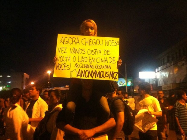 Manifestante confeccionou cartaz com trecho de música da banda Legião Urbana (Foto: Michelle Farias/G1)