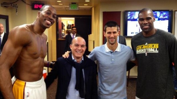 Dwight Howard rcebe a visita do tenista Novak Djokovic no vestiário do LA Lakers (Foto: Reprodução Twitter)