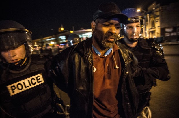 Manifestante é detido durante protesto em Baltimore por não cumprir toque de recolher nesta sexta-feira (1º) (Foto: Andrew Burton/Getty Images/AFP )