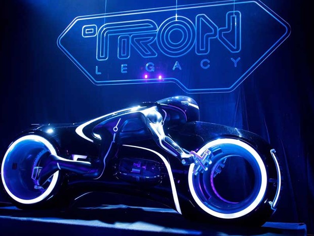 Motocicleta do filme "Tron: Legacy" é apresentada durante première do filme em Hollywood (Foto: Reuters)