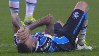 Luan, atacante do Grêmio, lesão, Grêmio x Santos (Foto: Reprodução / Premiere)