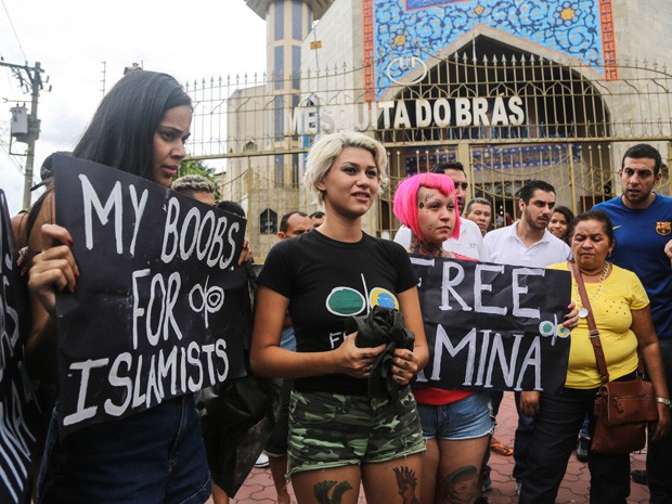 Manifestação ocorreu em defesa de muçulmana ameaçada após topless (Foto: William Volcov/Brazil Photo Press/Estadão Conteúdo)