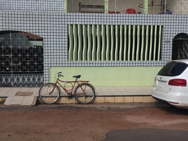 O crime aconteceu na porta da casa da namorada do policial (Foto: Jéssica Melo/ TV Mirante)