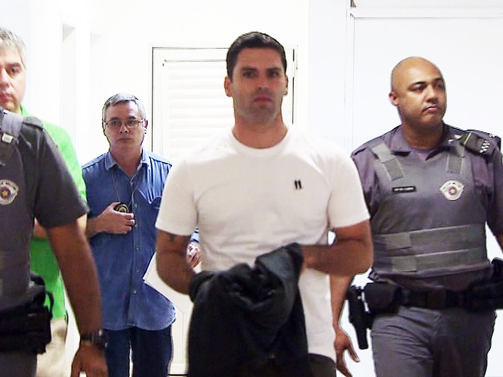 Thiago Batista de Barros se apresentou à Justiça e foi preso (Foto: Reprodução/TV Tribuna)
