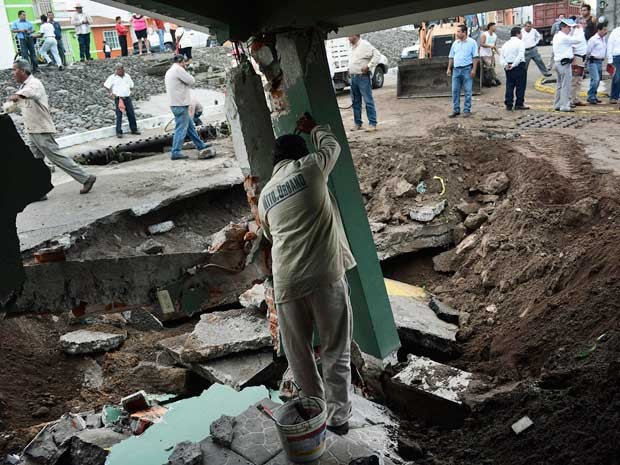 Homem trabalha em uma pilastra de sua casa após tormenta atingir Veracruz. (Foto: Jonatan Rosas / Reuters)