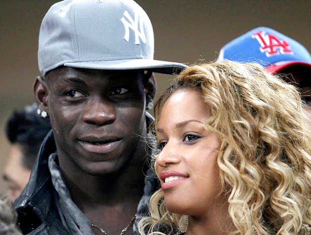 Balotelli assiste ao jogo do Milan com o Barcelona ao lado da namorada (Foto: Reuters)