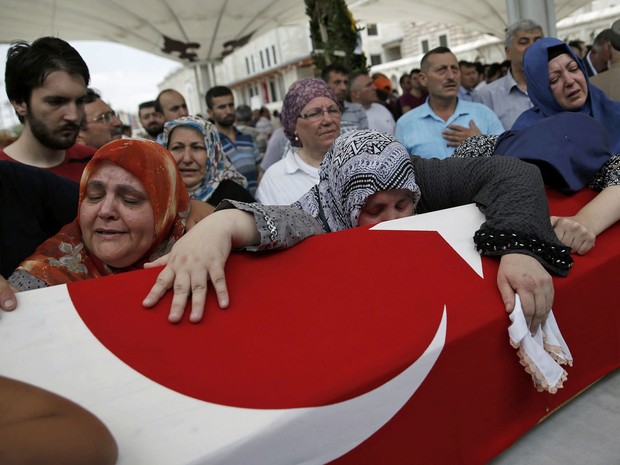 Parentes enterram vítima morta em tentativa de golpe militar na Turquia (Foto: Alkis Konstantinidis/ Reuters)