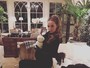 Geri Halliwell exibe barriguinha de grávida em foto de perfil