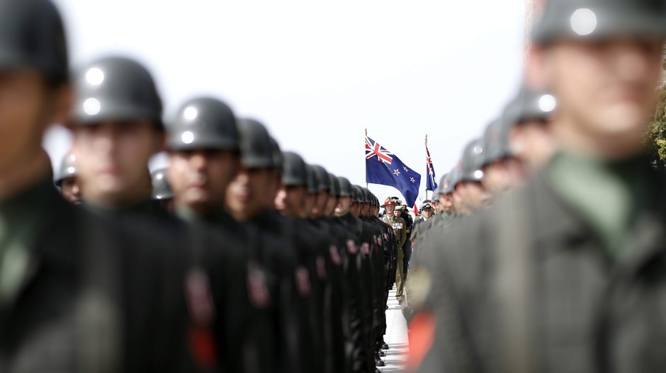 Soldados do exército conjunto da Austrália e da Nova Zelândia permanecem em formação durante as comemorações do aniversário da Batalha de Galípoli, em Galípoli, na Turquia. Em uma das batalhas mais sangrentas da I Guerra Mundial, as tropas aliadas tentara