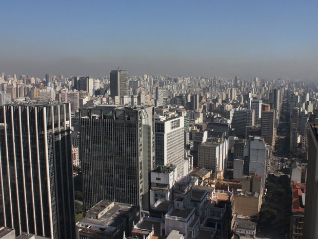 Por causa do tempo seco, com umidade do ar abaixo de 30%, uma camada de poluição cobre São Paulo. Nos próximos dias, continuam o tempo seco e a má qualidade do ar. (Foto: Mario Palhares/AE)