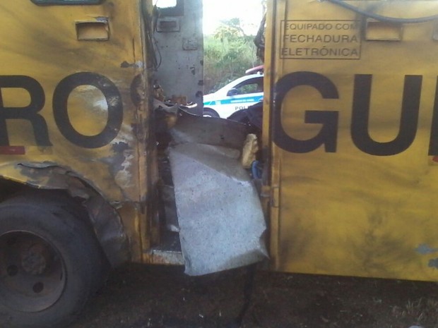 Criminosos explodem carro-forte após troca de tiros e roubam malotes em Goiás (Foto: Divulgação/Polícia Civil)