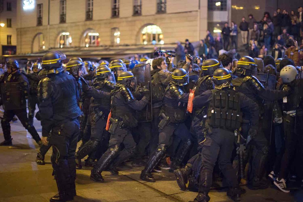 Policiais durante protesto contra resultado do segundo turno da eleição presidencial em Paris  (Foto: Emilio Morenatti/AP)