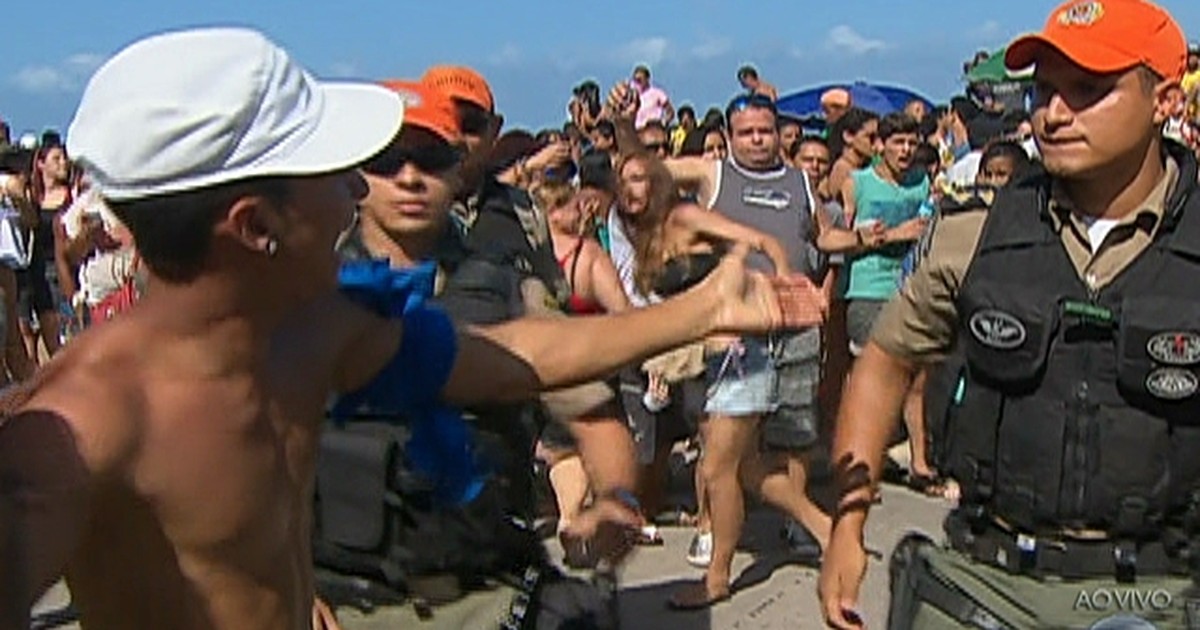 Bom Dia Brasil Policial Militar Agride Um Homem Durante A Parada Gay No Recife