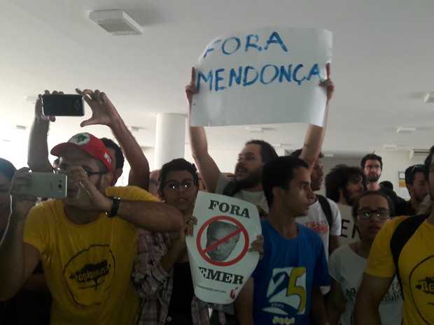 Estudantes e professores protestaram durante visita do ministro Mendonça Filho (Foto: Luana Benardes / TV Grande Rio)