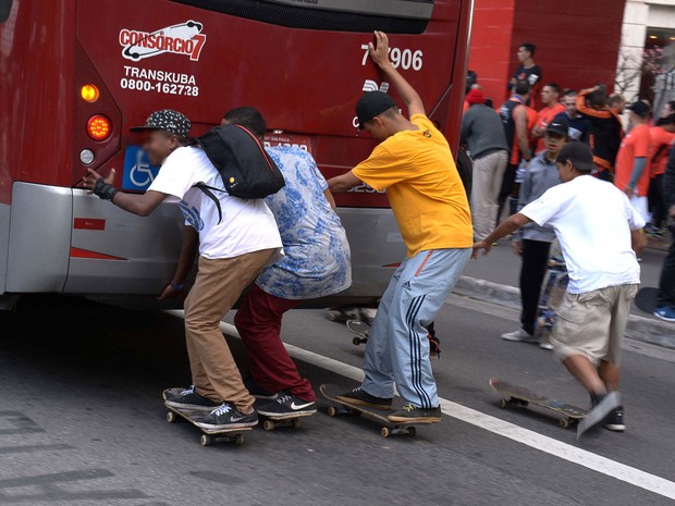 Skatistas pegam carona em ônibus na Avenida Paulista (Foto: Ronaldo Silva/Futura Press/Estadão Conteúdo)