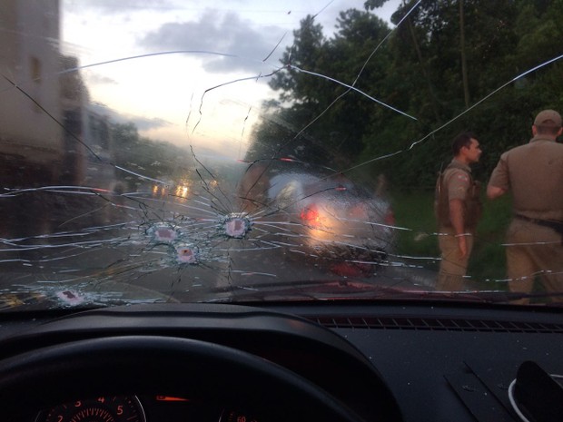 Viatura da PM foi atingida por tiros (Foto: Polícia Militar/Divulgação)