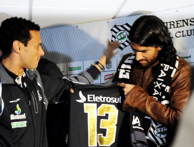 Abreu recebe camisa 13 de Tulio (Foto: Savio Hermano / GLOBOESPORTE.COM)