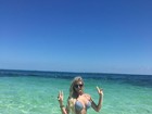 Cinturinha de Thalita Zampirolli impressiona nas águas de Cancún