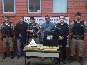Dupla é presa e maconha apreendida em operação conjunta em Nova ponte (Foto: PM/Divulgação)