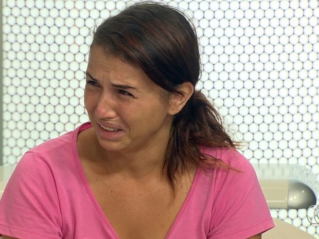 Mãe de Ana Clara Camargo, Glauciane Silva chora e implora por notícias da filha, em Goiás (Foto: Reprodução/TV Anhanguera)