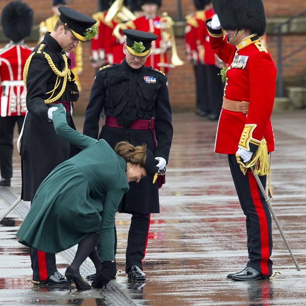 Kate Middleton e o incidente com o salto preso (Foto: Getty Images) Kate Middleton e o incidente com o salto preso (Foto: Getty Images)
