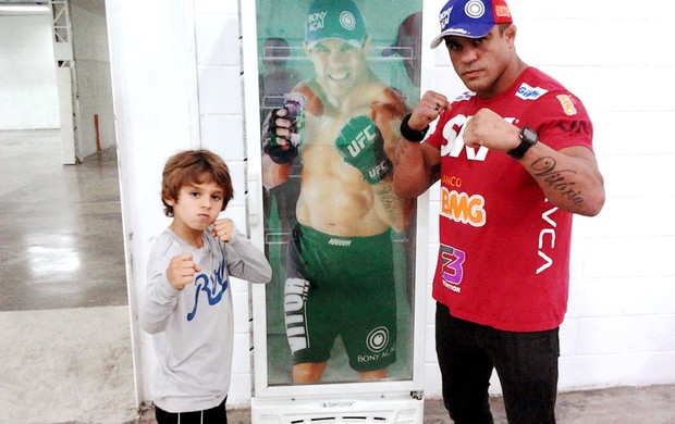 lutador Vitor Belfort com o filho (Foto: Ivan Raupp)