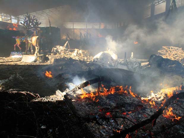 Incêndio em pavilhão destruiu material do Natal Luz de Gramado (Foto: Cleiton Thiele/Agência RBS)