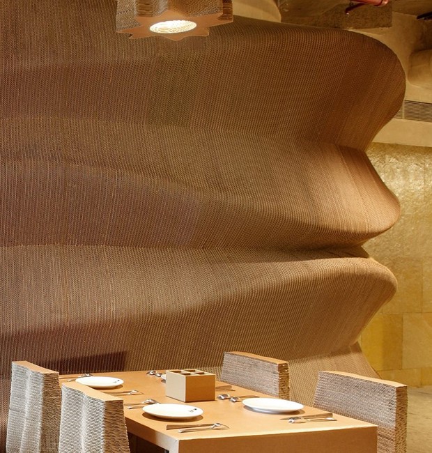O café Cardboard explora o uso de papelão na criação de móveis sob medida, como mesas e cadeiras (Foto: Mrigank Sharma/Divulgação)