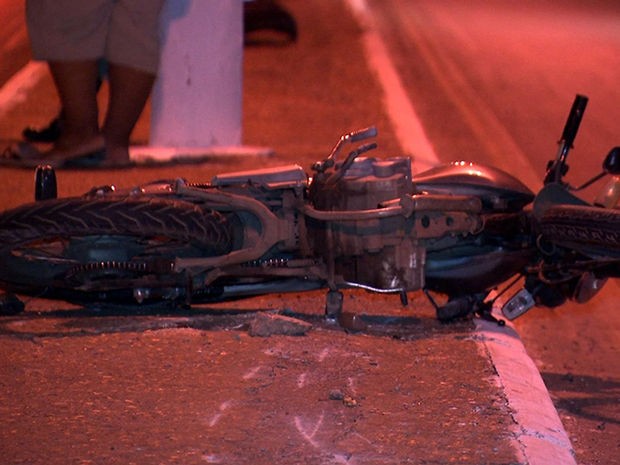 Motociclista, identificado como Josué Floriano Peixoto da Silva, morreu no local (Foto: Reprodução/TVCA)