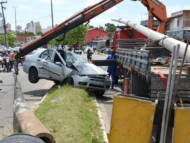 G1 Pneu estoura e carro descontrolado atinge poste em João Pessoa