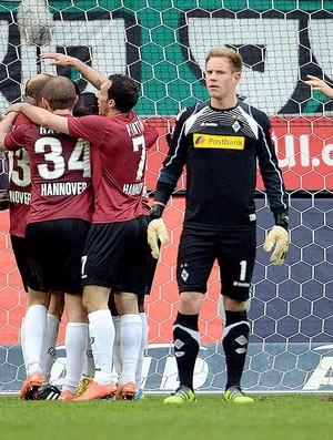 Mame Diouf comemora gol do Hanover contra o Borussia Moenchengladbach (Foto: EFE)