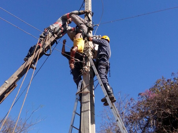 G1 Homem Leva Choque De 13800 Volts Em Rede Elétrica Em Montes Claros Notícias Em Grande Minas 5745