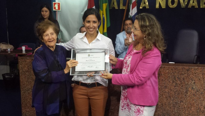 Marina Tavares é homenageada pela Câmara Municipal de Maceió (Foto: Denison Roma / GloboEsporte.com)