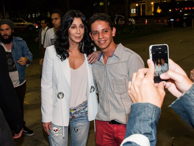 Cher com fã em evento em São Paulo (Foto: Manuela Scarpa/ Foto Rio News)