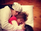 Justin Bieber dorme abraçadinho na irmã e paparica: 'Meu amor'