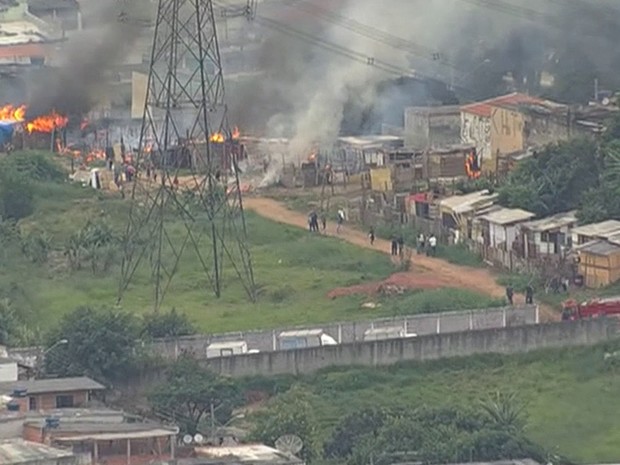 G1 Famílias são retiradas de terreno invadido na Zona Leste de SP