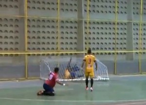 Trave cai em campeonato de futsal no Piauí (Foto: Reprodução/TV Clube)