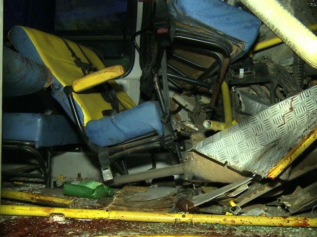 Ônibus ficou destruído (Foto: Reprodução/TV Gazeta)