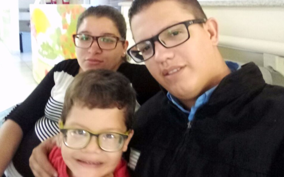 Pedro, de 4 anos, e os pais Erika e Fabrício Souza aguardam cirurgia de colostomia do filho no Hospital de Base de Brasília (Foto: Fabrício de Souza/Arquivo Pessoal)