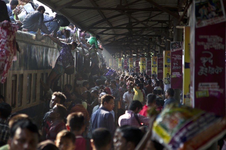 Muçulmanos tentam subir no teto de um trem superlotado para voltar para casa antes do feriado religioso de Eid al-Adha, em Dhaka, Bangladesh. A festa islâmica de três dias começa no sábado em comemoração a disposição do profeta Ibrahim - ou Abraão como el