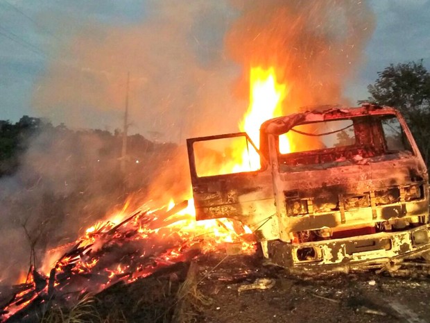 Caminhão pegou fogo no km 37 da BR-364 na noite de terça-feira (26) (Foto: Divulgação/Corpo de Bombeiros do Acre)