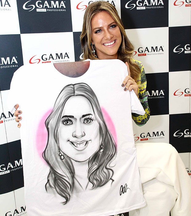 Giovanna Ewbank teve seu rosto pintado em uma camiseta no evento (Foto: Carlos Prates/Revista QUEM)