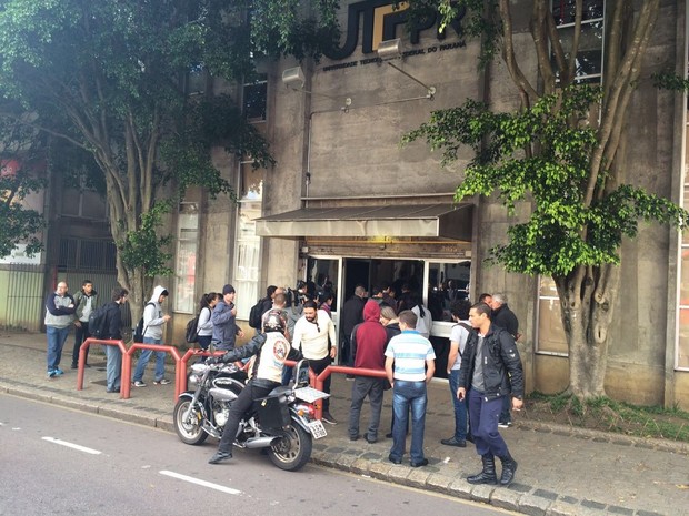 Na manhã deste sábado, alguns estudantes contra a ocupação também entraram no prédio  (Foto: Karine Garcia / RPC)