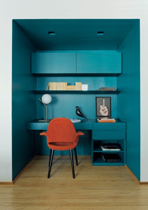 Áárea de trabalho se destaca por parecer um caixote colorido em meio à sala de estar com paleta neutra (Foto: Mariana Orsi / Divulgação)