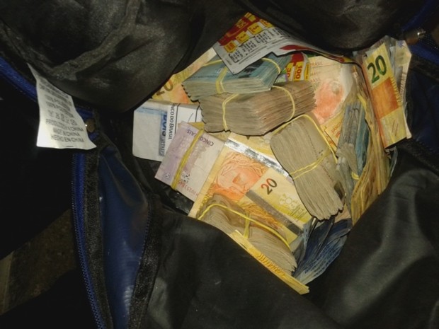 Mochila com dinheiro foi apreendida com suspeitos de assalto (Foto: Divulgação/Polícia Militar)