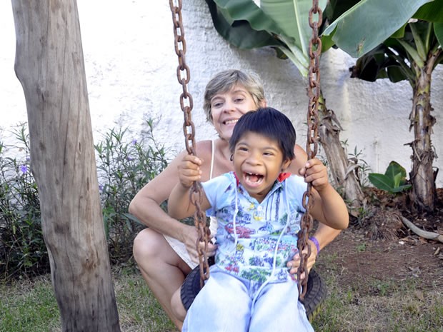 Mãe e filho índio cinta larga adotado em Cuiabá. [2] (Foto: Dhiego Maia/G1)