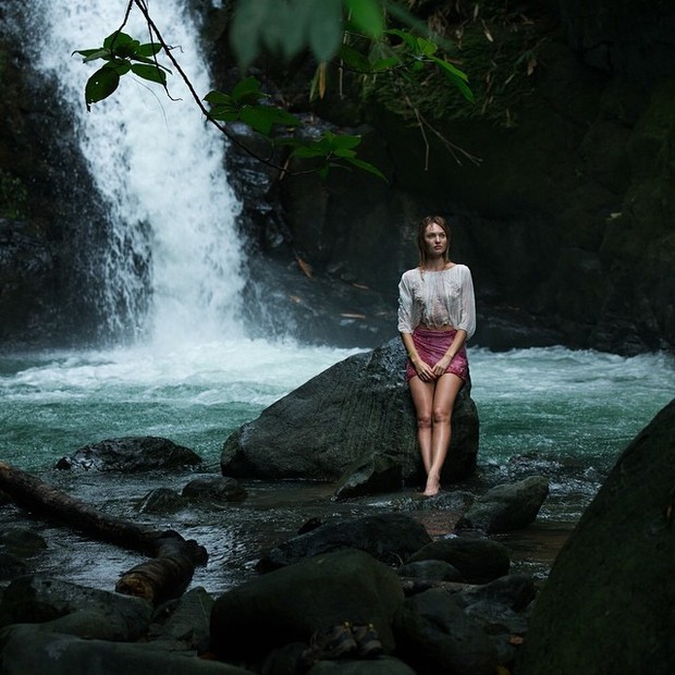 Candice Swanepoel posa em cachoeira na Costa Rica (Foto: Instagram/ Reprodução)