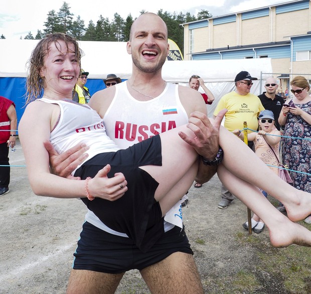 Anastasia Loginova e Dimitriy Sagal celebram a vitória (Foto: Lehtikuva/Timo Hartikainen/Reuters)