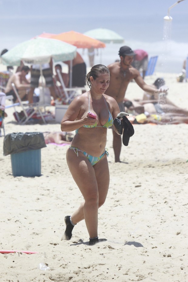 Andréia Sorvetão na praia do Recreio dos Bandeirantes, no RJ (Foto: Dilson Silva / Agnews)